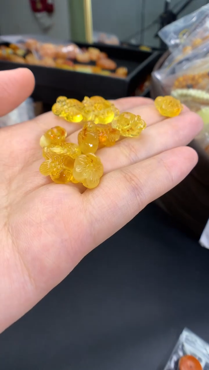 蜜蜡未镶嵌珠宝奇石多样性发一件