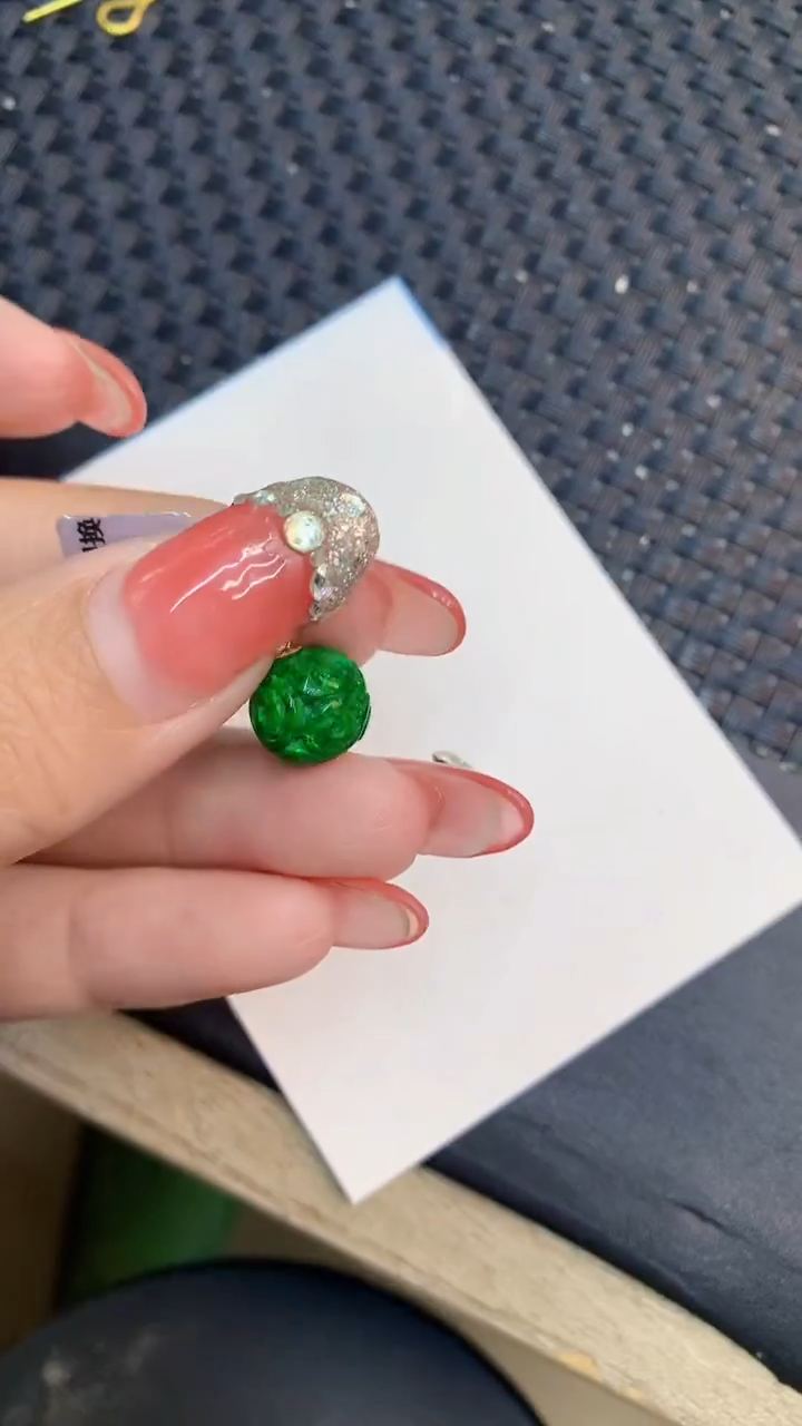 颈饰18K金镶嵌翡翠1