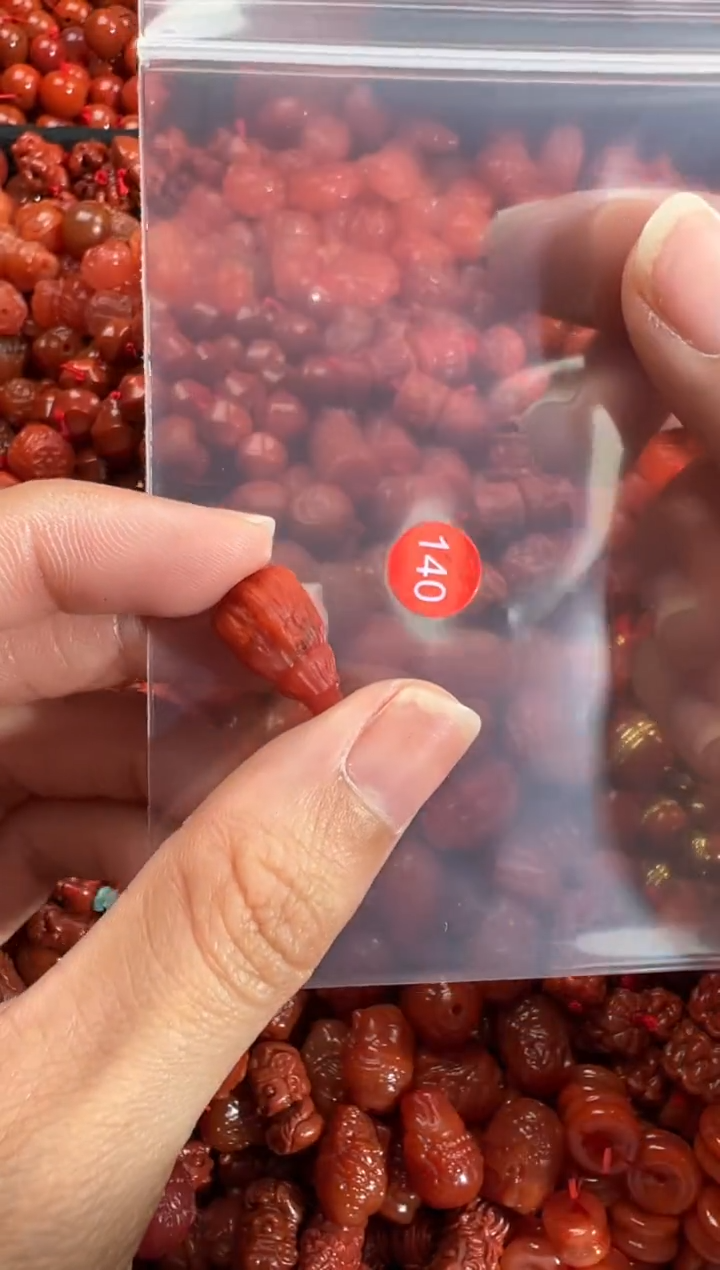 南红玛瑙未镶嵌颈饰1