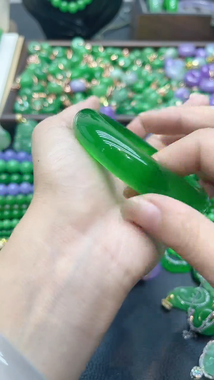 颈饰未镶嵌翡翠绿手镯