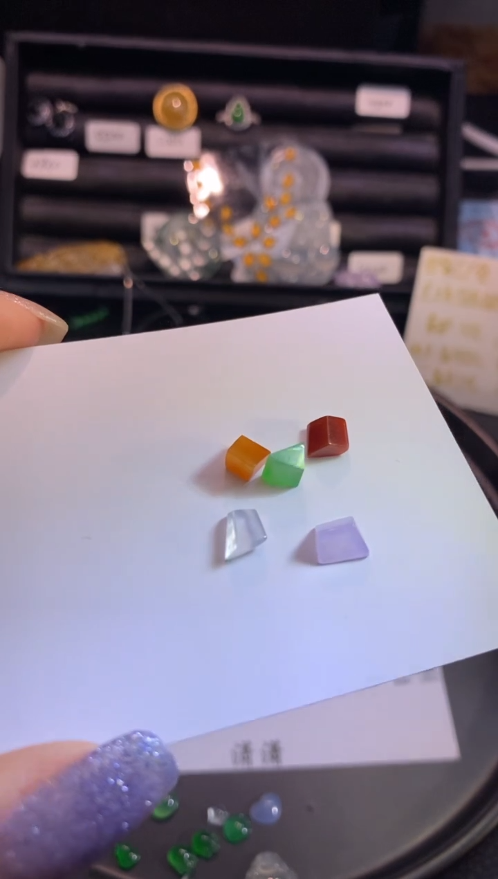 翡翠挂件未镶嵌切割