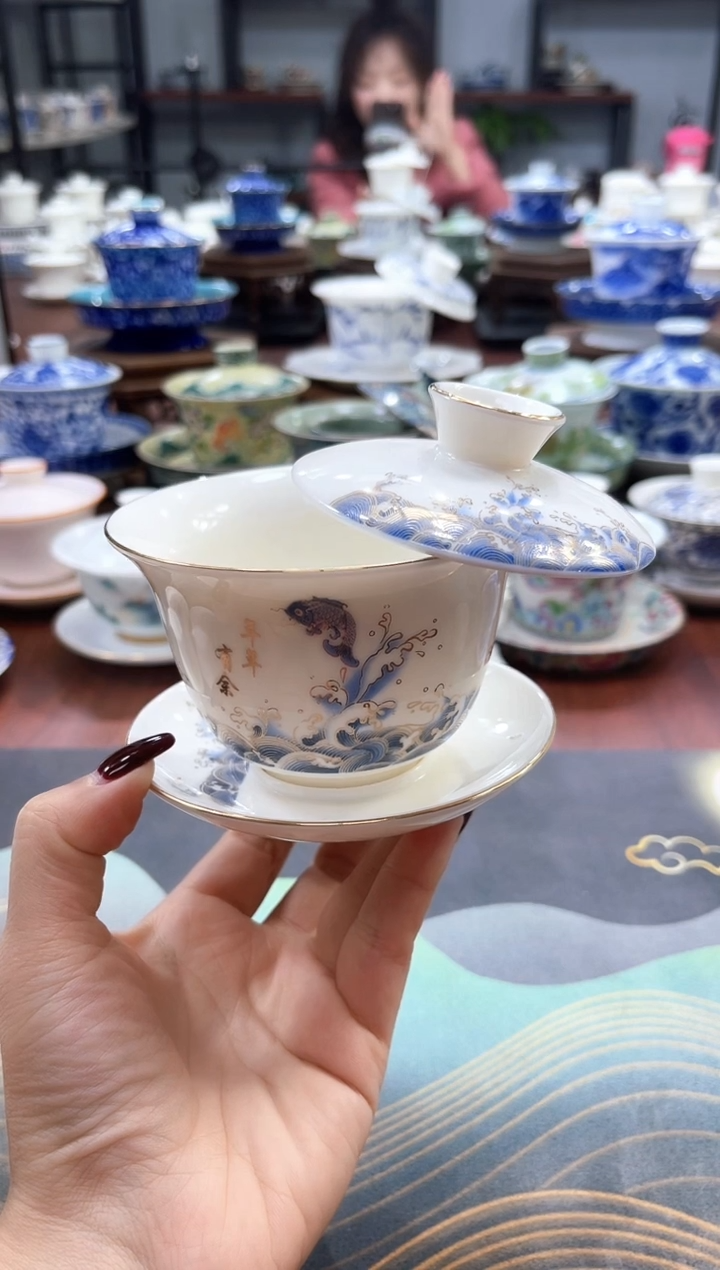 【闪购商品】中号描金年年有余元宝盖碗