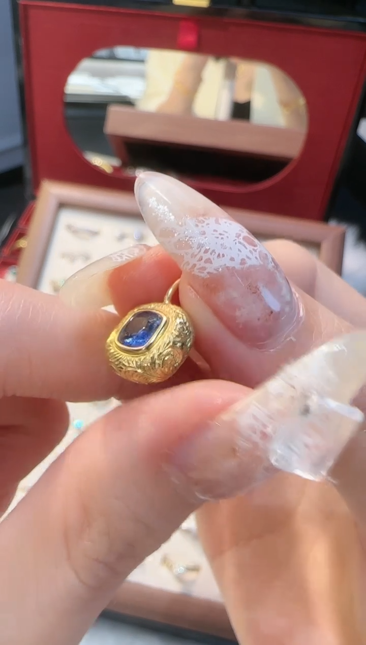 【闪购商品】蓝宝石吊坠(不含链)18K金镶嵌蓝宝雕金吊坠