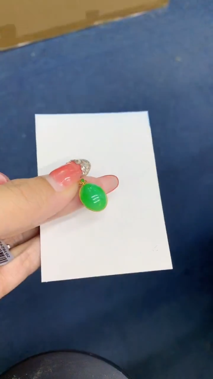 颈饰18K金镶嵌翡翠1