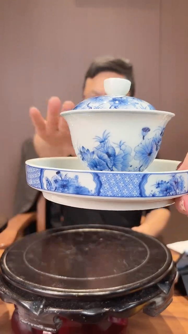 B41景德镇青花山水三才盖碗带壶呈