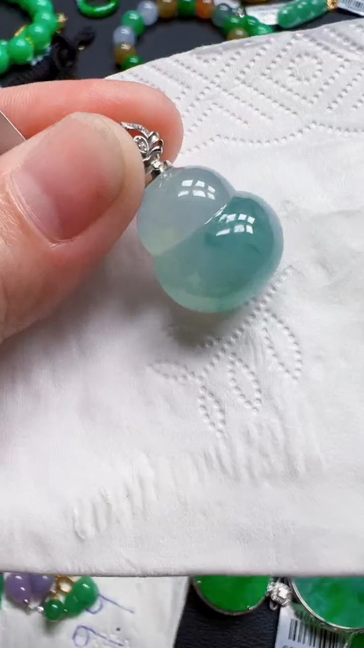 颈饰18K金镶嵌翡翠葫芦