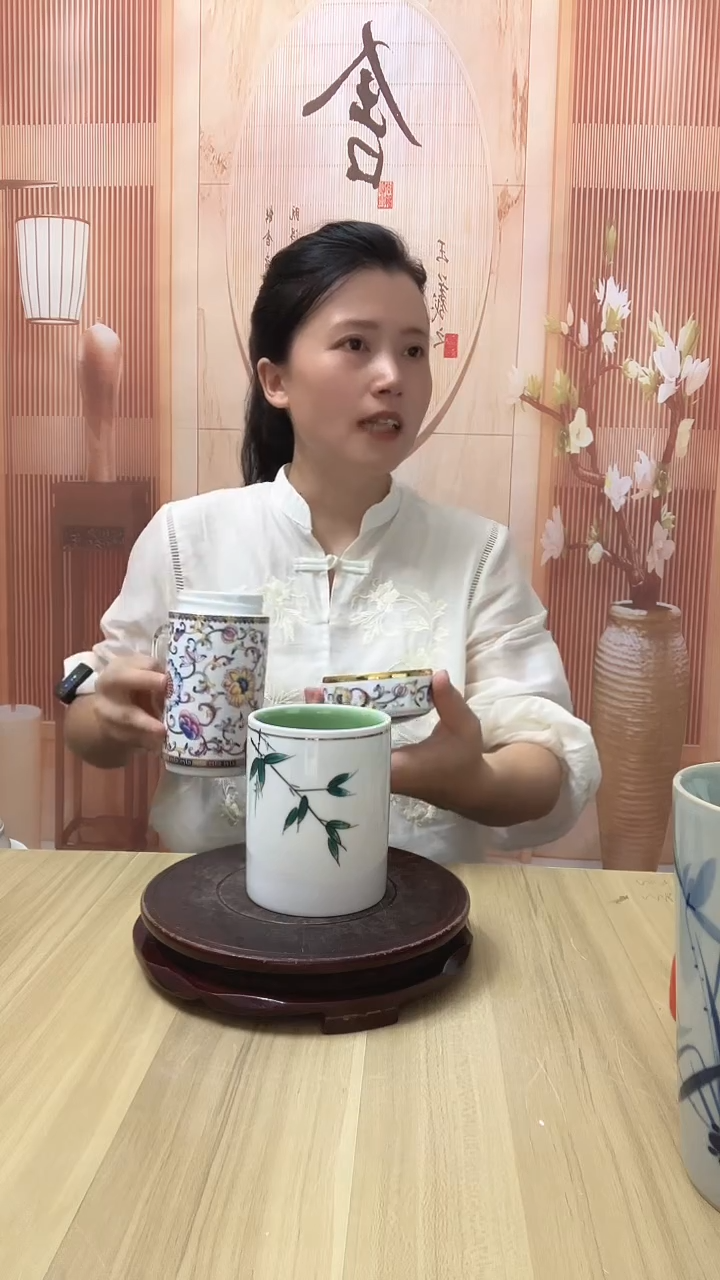 手绘陶瓷小笔筒1个