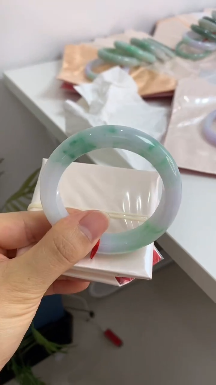 未镶嵌手镯翡翠55.6飘绿花