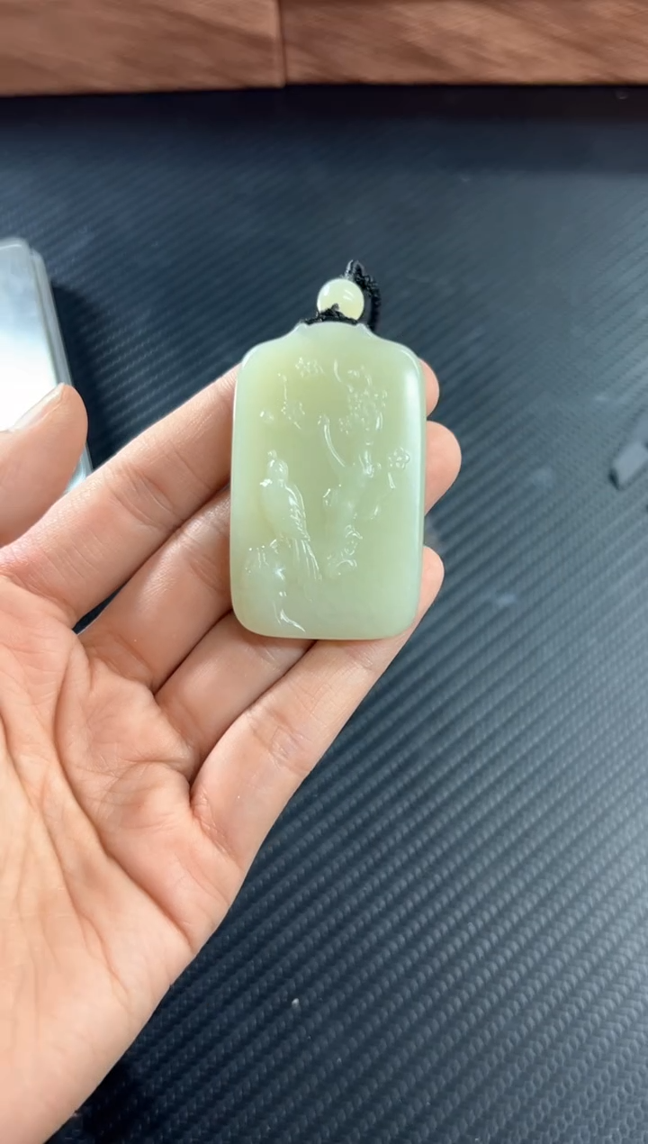 吊坠(赠链)未镶嵌和田玉且末微色差迪克兰二细j