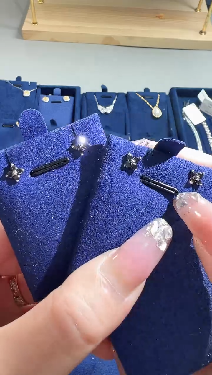 【闪购商品】钻石耳钉18K金镶嵌黑钻老花耳钉多样性发其一hgt