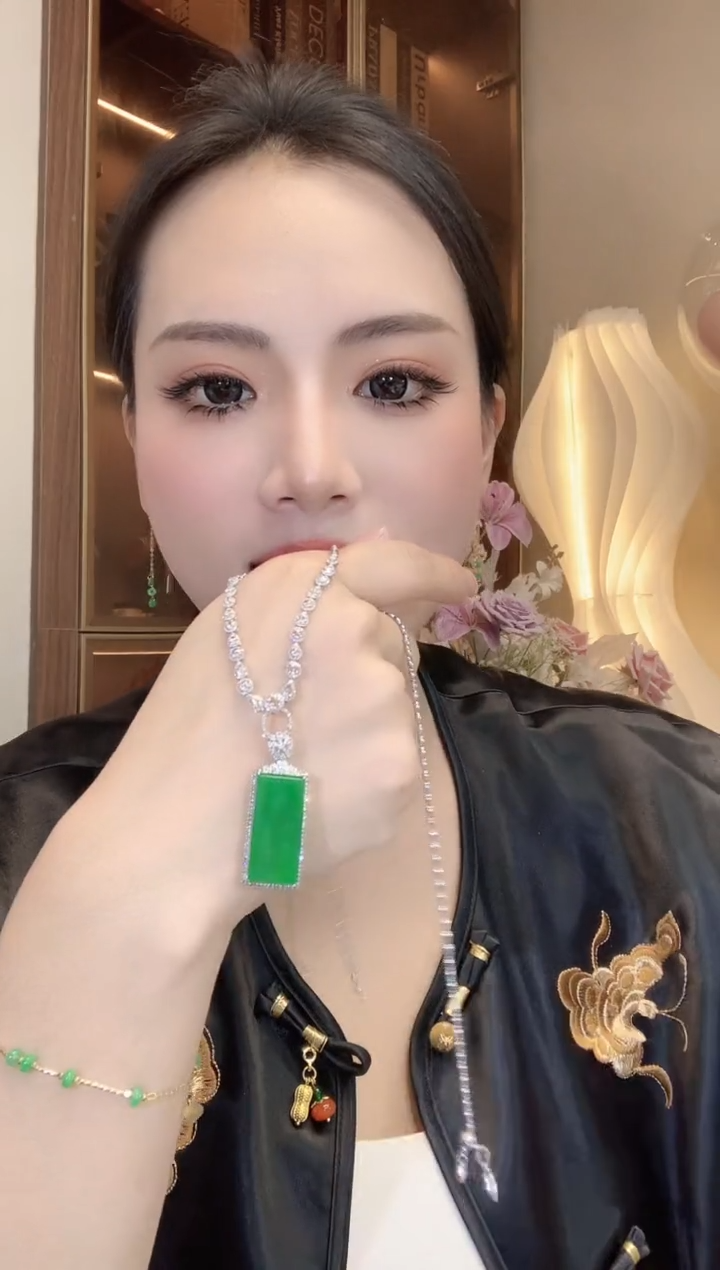 【闪购商品】翡翠吊坠(不含链)18K金镶嵌C35