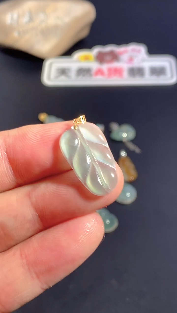 颈饰18K金镶嵌翡翠    