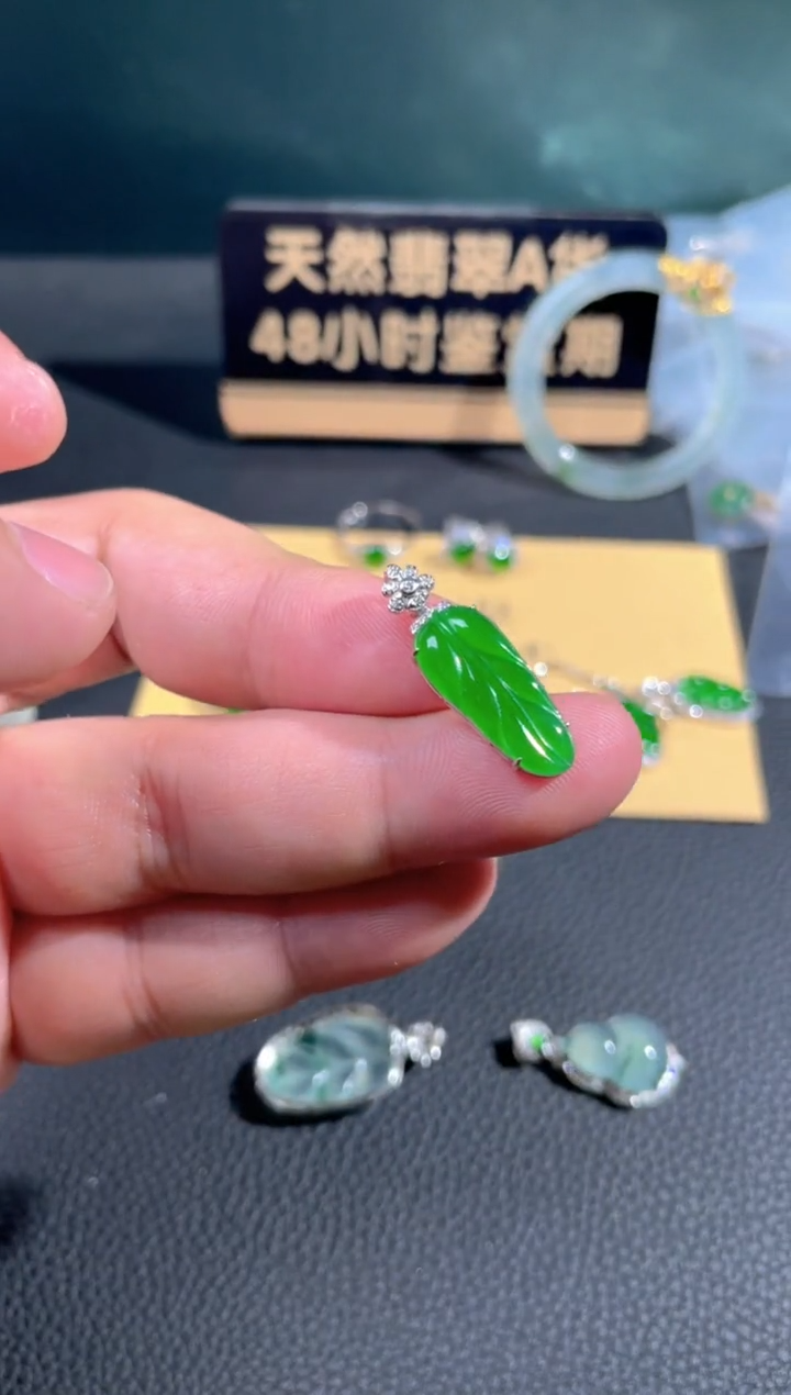 【闪购商品】翡翠颈饰18K金镶嵌翡翠