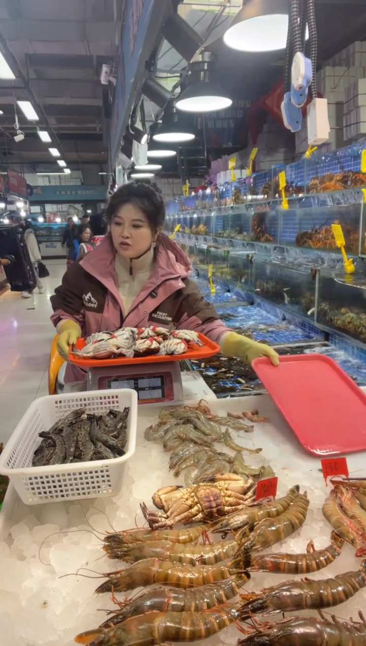 中国大陆用****9断氧母飞一称，断氧黑虎虾一称，獐子岛海螺2斤