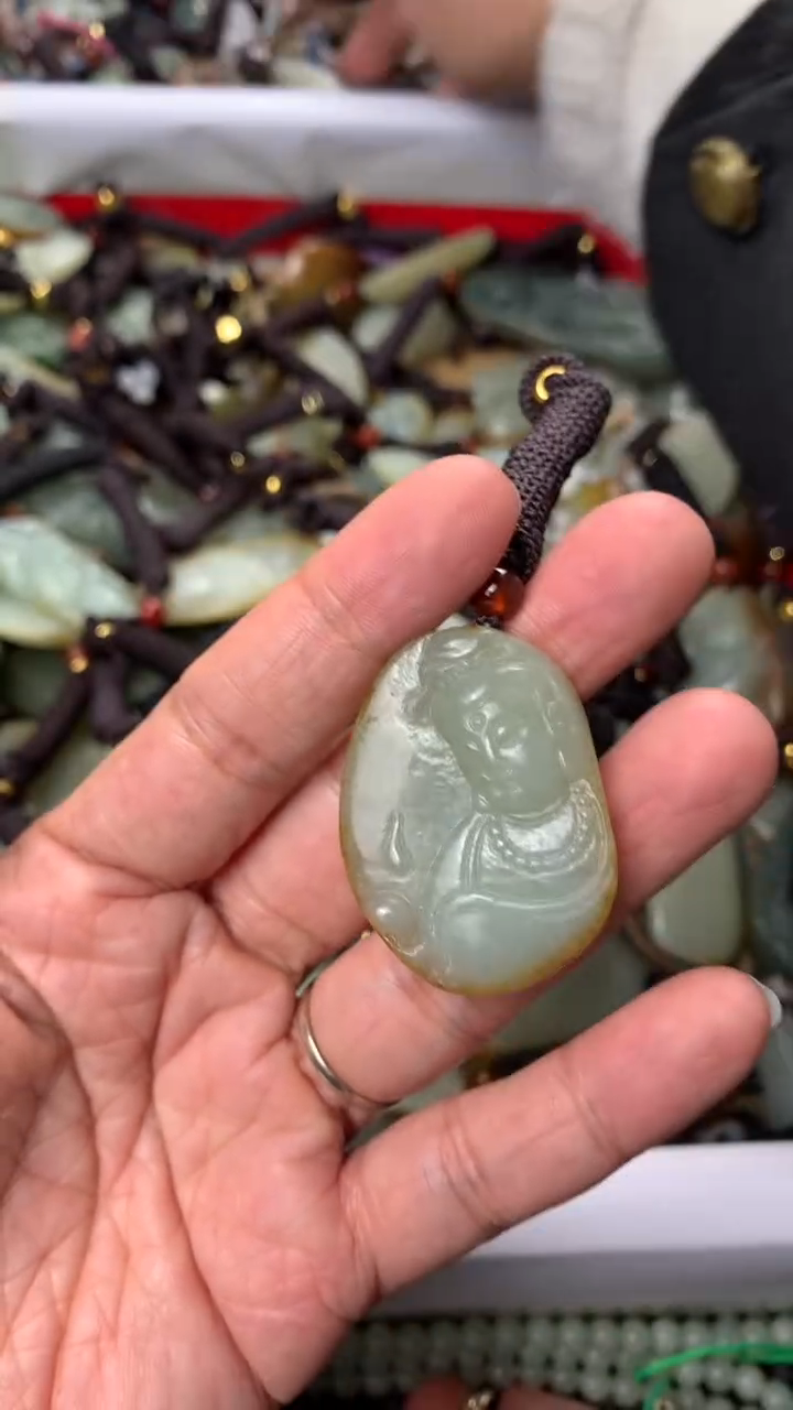 【闪购商品】和田玉颈饰未镶嵌多样性发货没有证书.拍一发一，有瑕