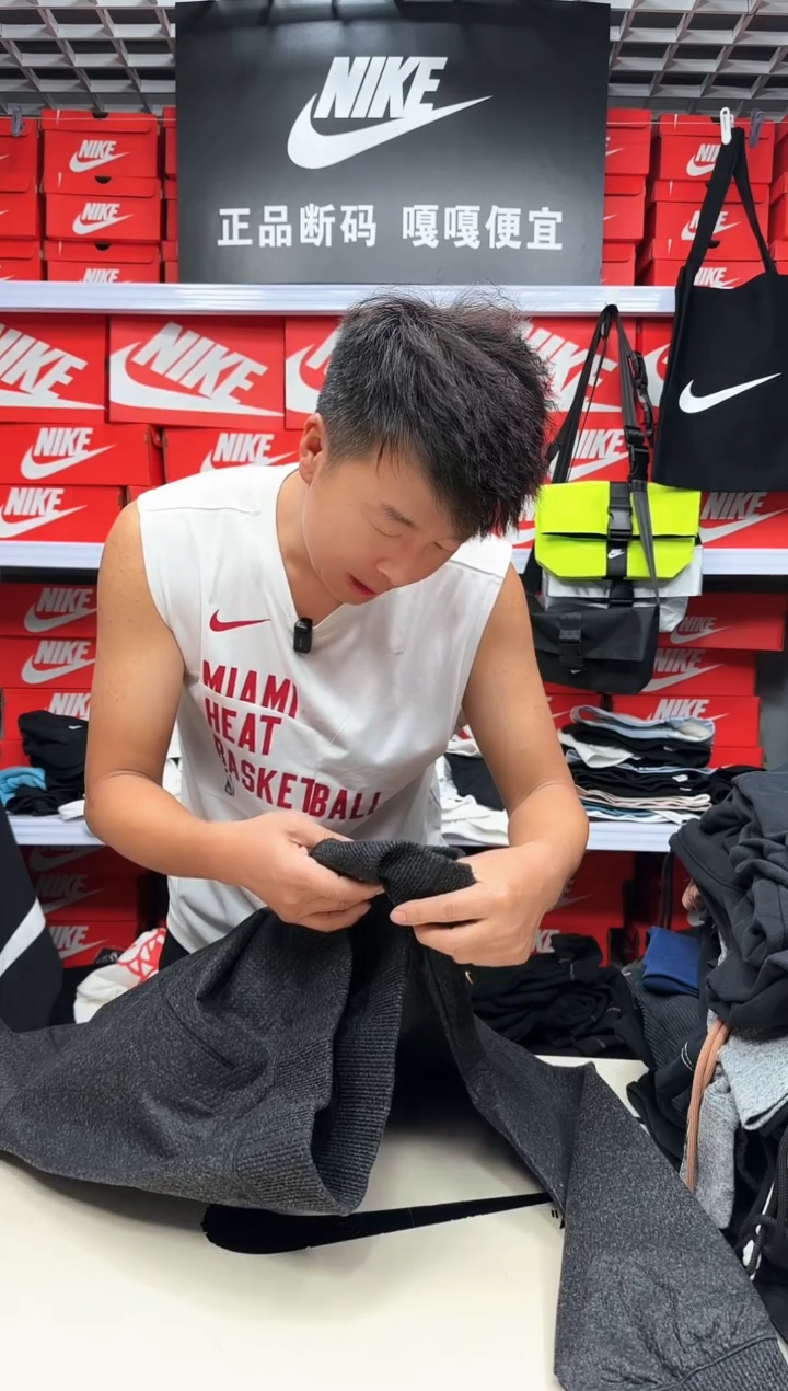 耐克正品黑色带帽卫衣