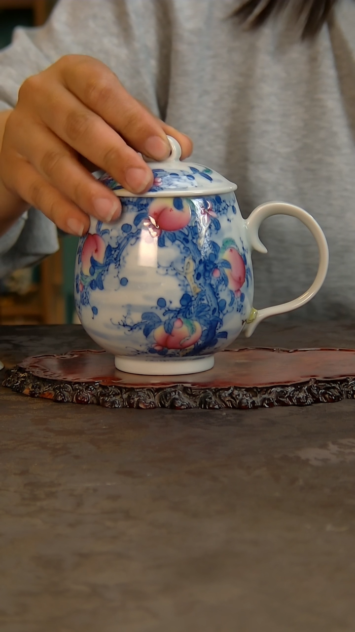 青花手绘桃子办公杯