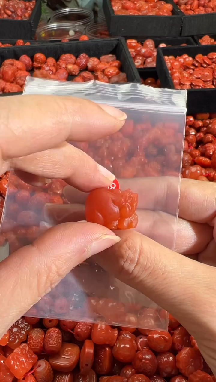 南红玛瑙未镶嵌颈饰1