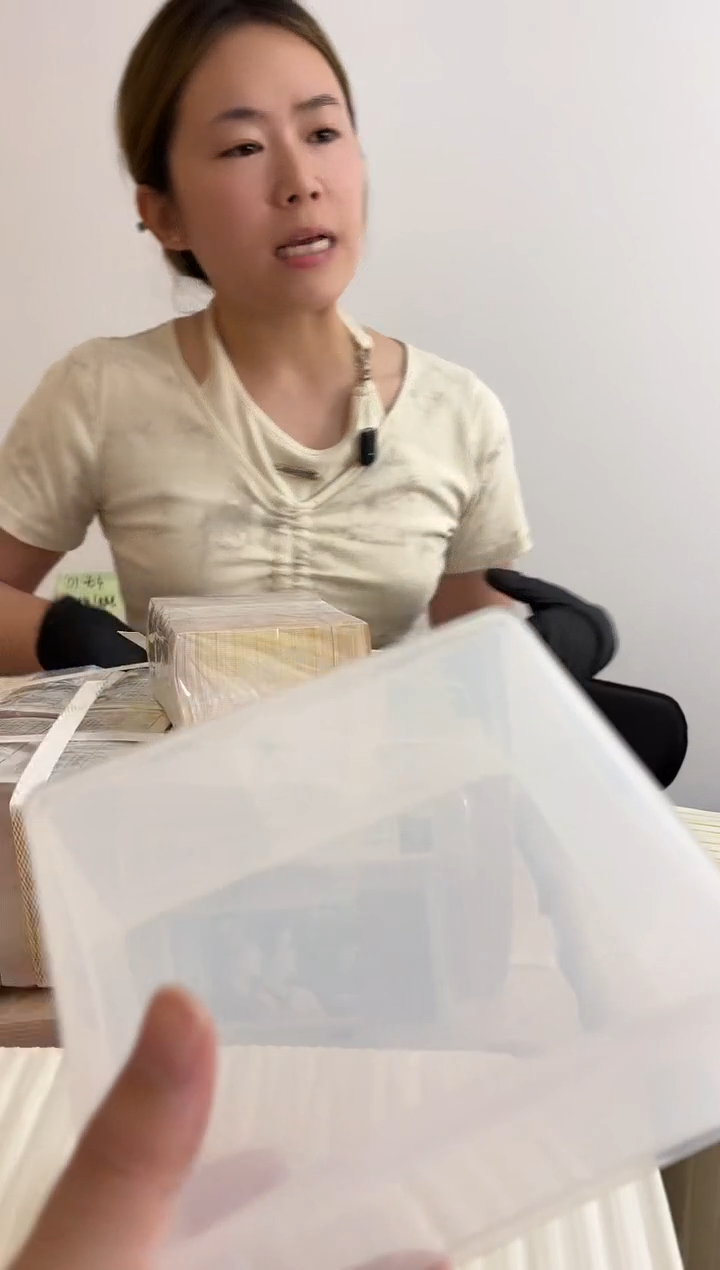 退市货币捆千张连号 05无47