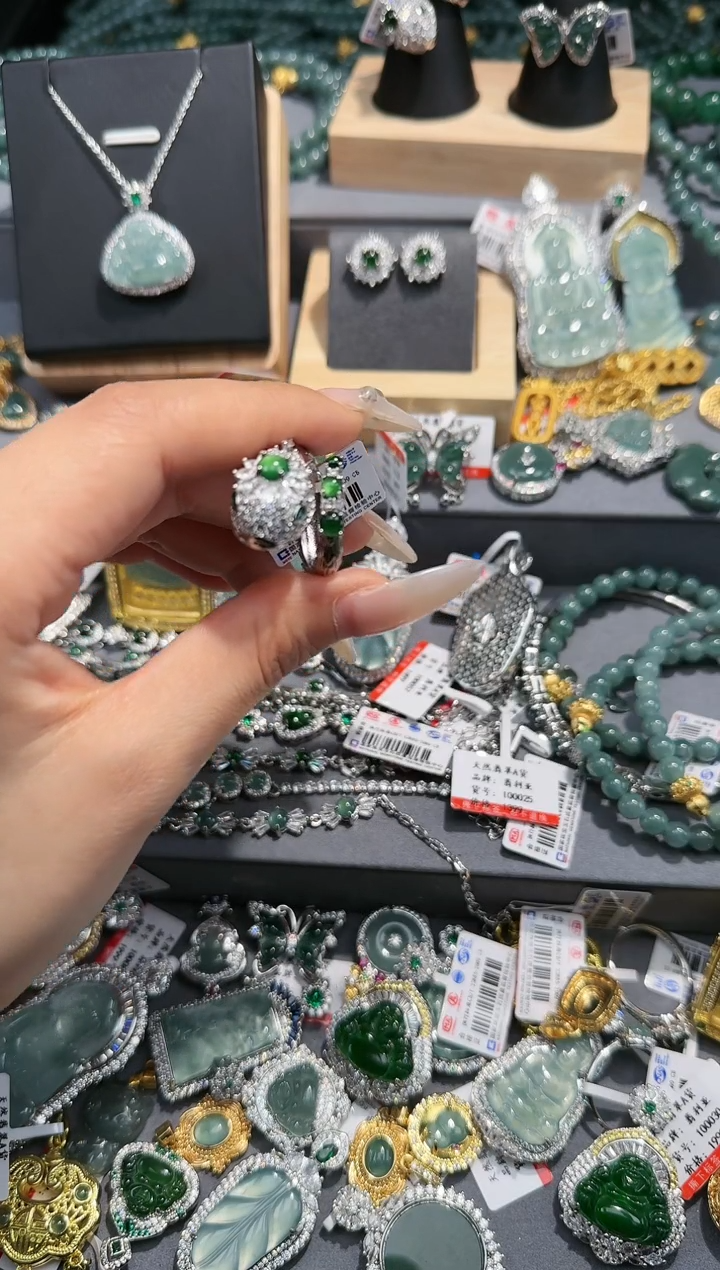 【闪购商品】翡翠吊坠(赠链)未镶嵌天然翡翠