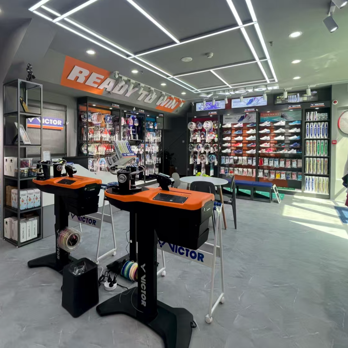 专业羽毛球拍穿线拉线服务电脑拉线机器操作