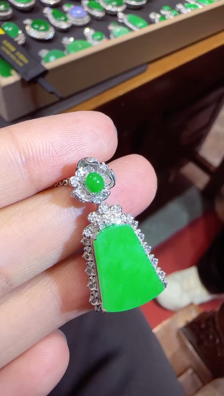 【闪购商品】翡翠吊坠(不含链)18K金镶嵌无事牌