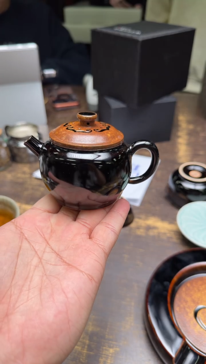 黄灿墨玉静檀禅花壶 