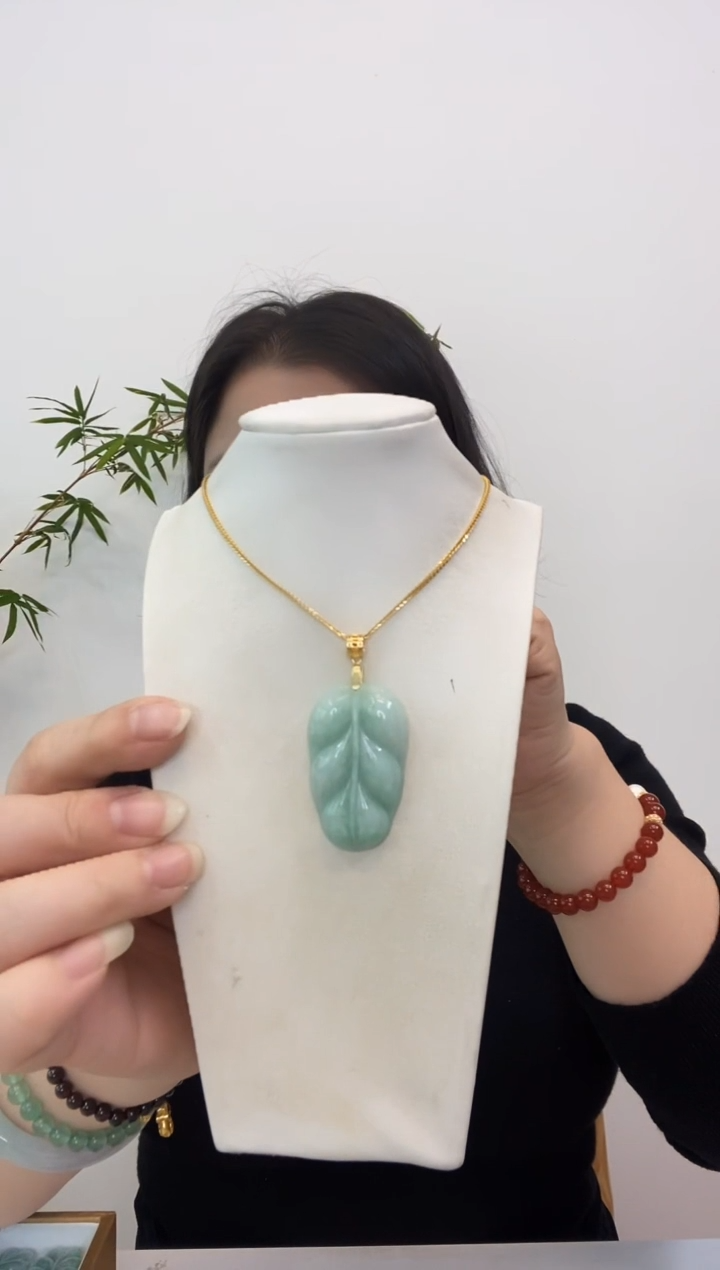 【闪购商品】翡翠吊坠(赠链)未镶嵌叶子