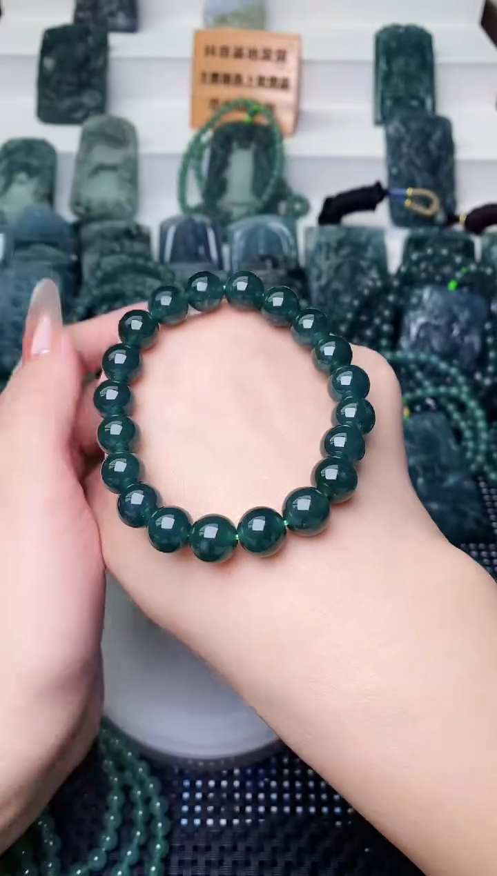 颈饰未镶嵌翡翠 