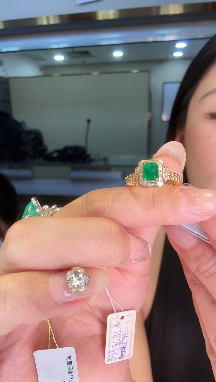 18K金镶嵌戒指祖母绿0.78ct