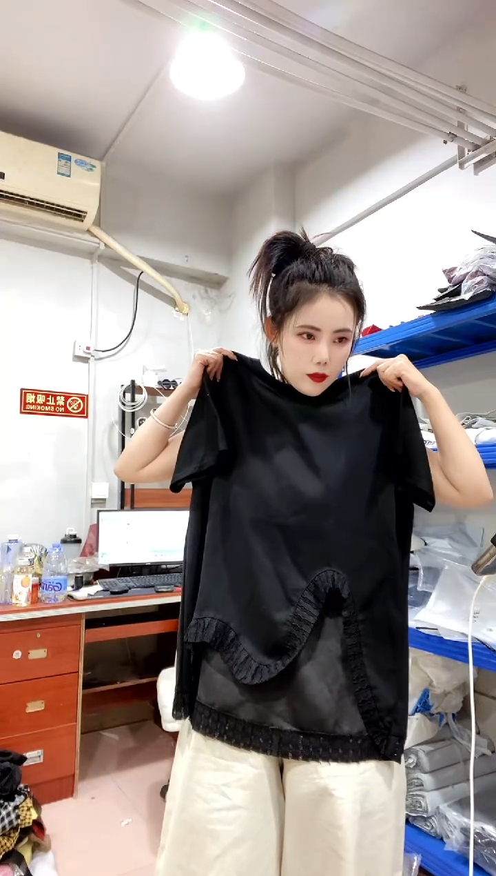 黑色的波浪底边短袖