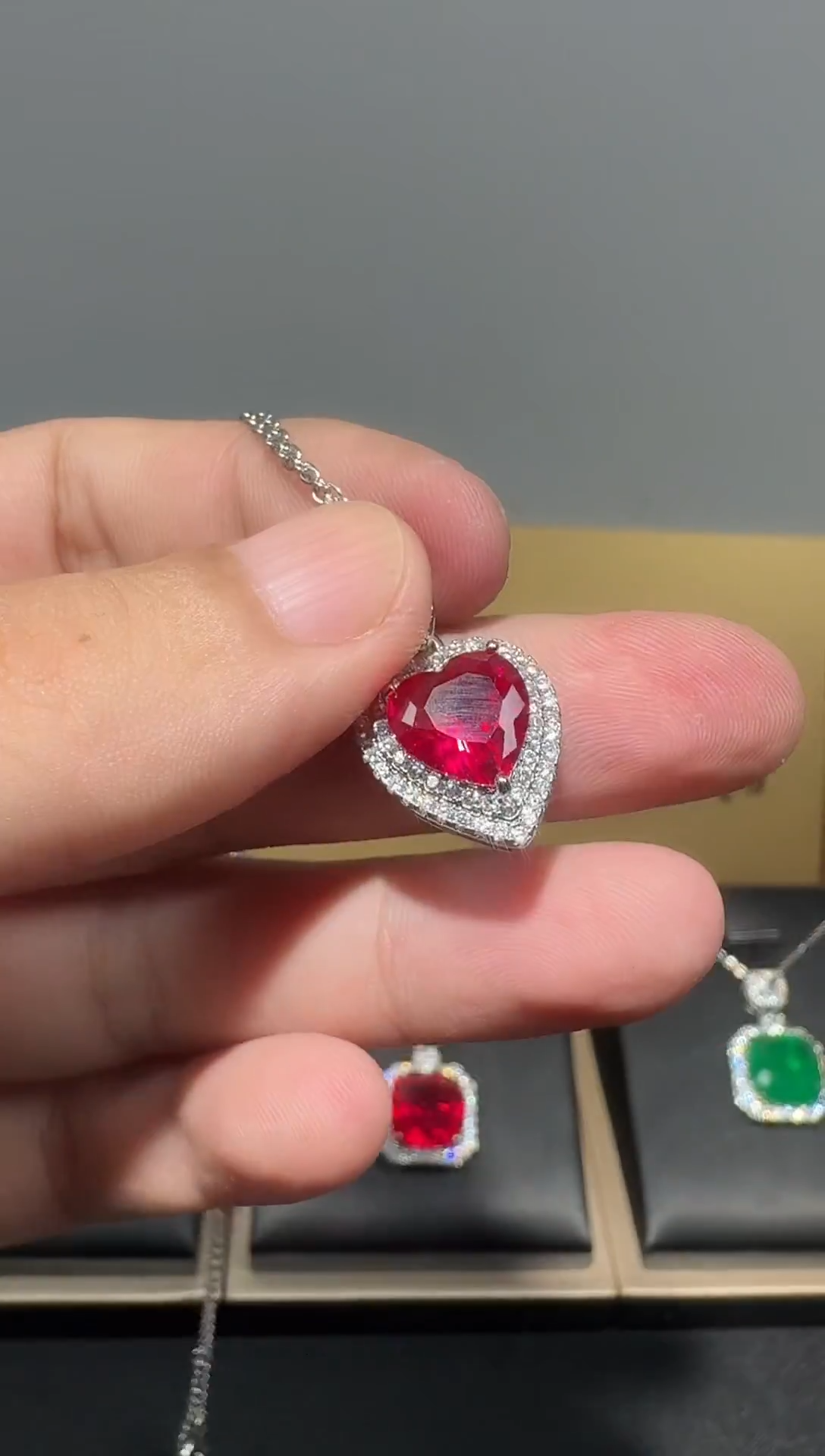 吊坠(赠链)18K金镶嵌红宝石212