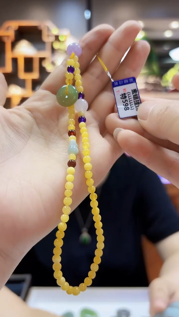 未镶嵌颈饰琥珀挂件