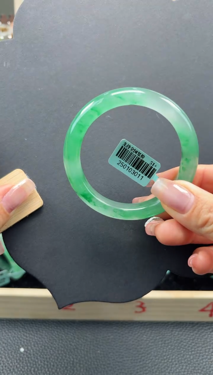 【闪购商品】石英质玉手镯未镶嵌口径51+