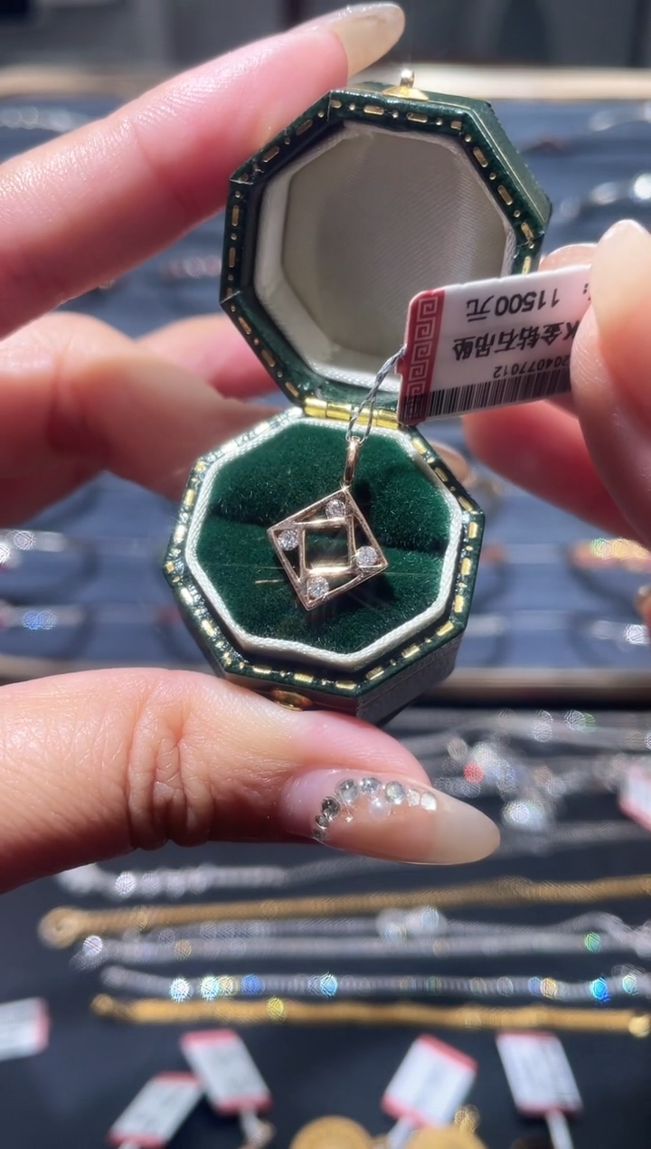 【闪购商品】钻石吊坠(不含链)18K金镶嵌钻石吊坠