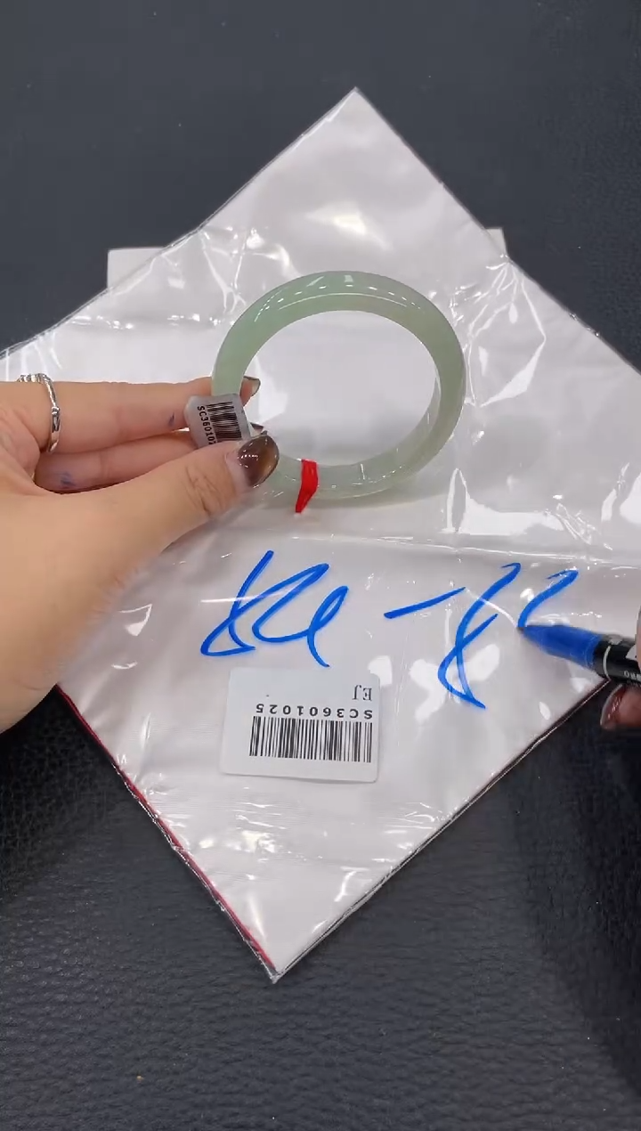 【闪购商品】翡翠手镯未镶嵌手镯