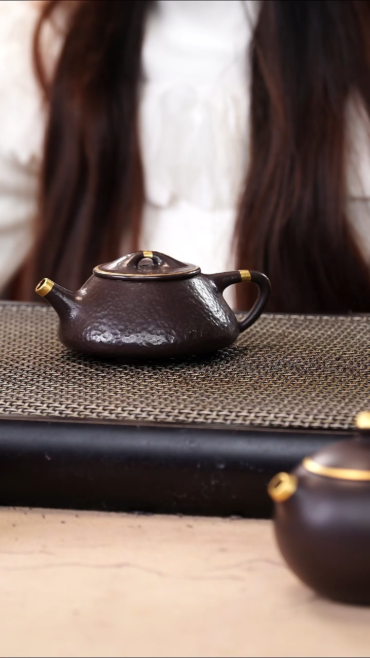 茶壶紫砂繁*四号井茄皮紫泥描金锤纹石瓢140cc