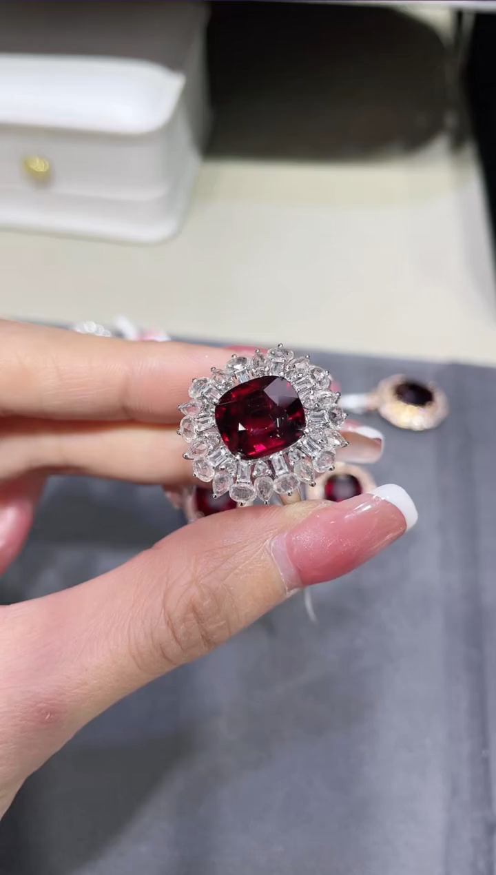 18K金镶嵌天然碧玺戒指