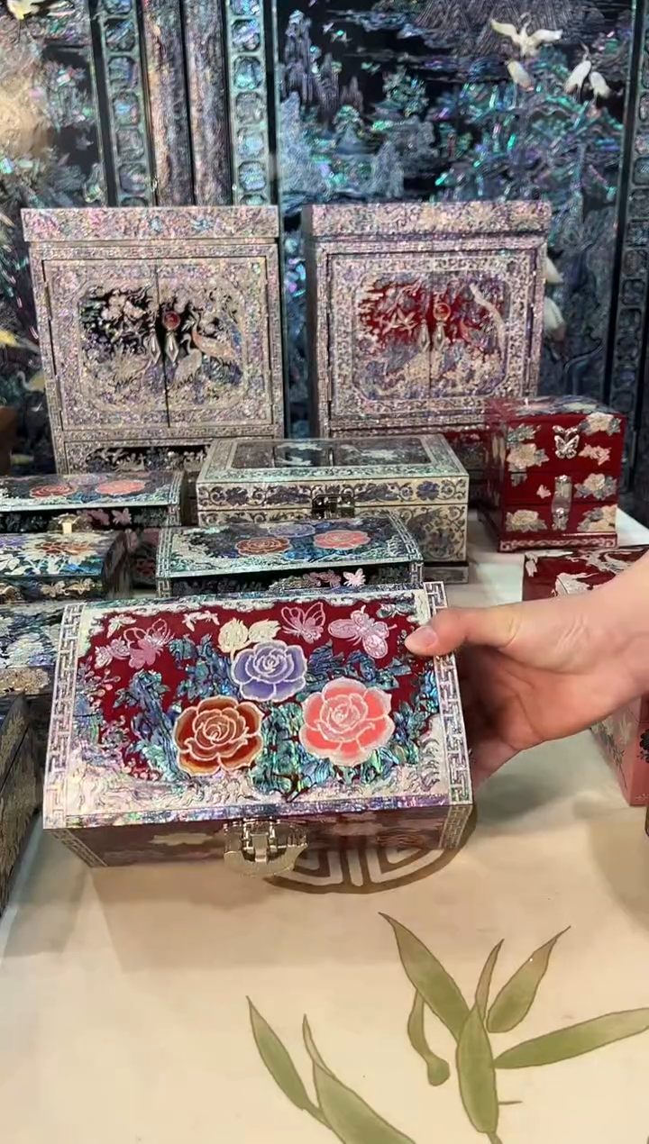 红色全满螺·弘贝雅螺钿漆器文化馆