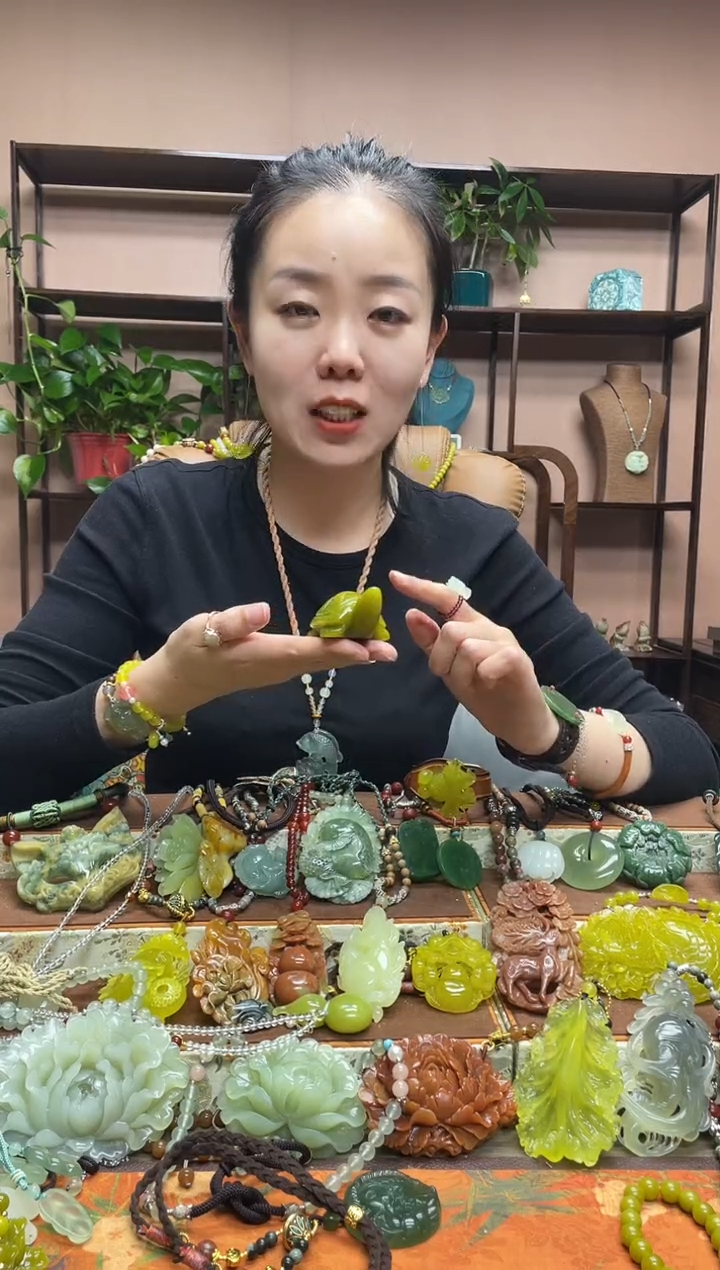 未镶嵌岫玉颈饰多样性发货发其中之一