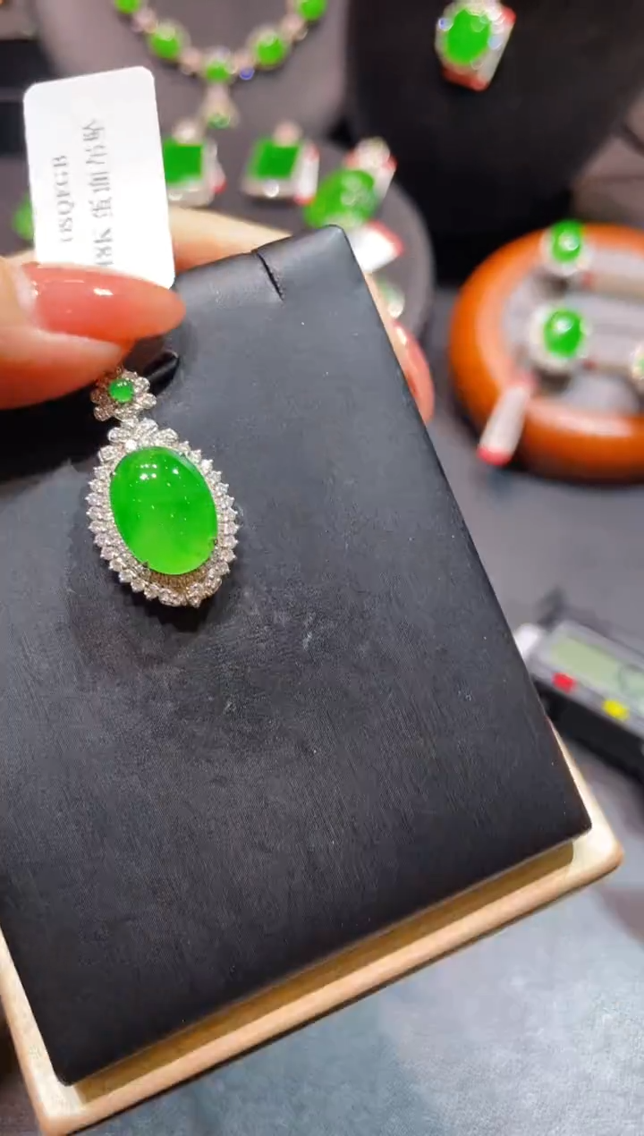 翡翠18K金镶嵌颈饰A85吊坠