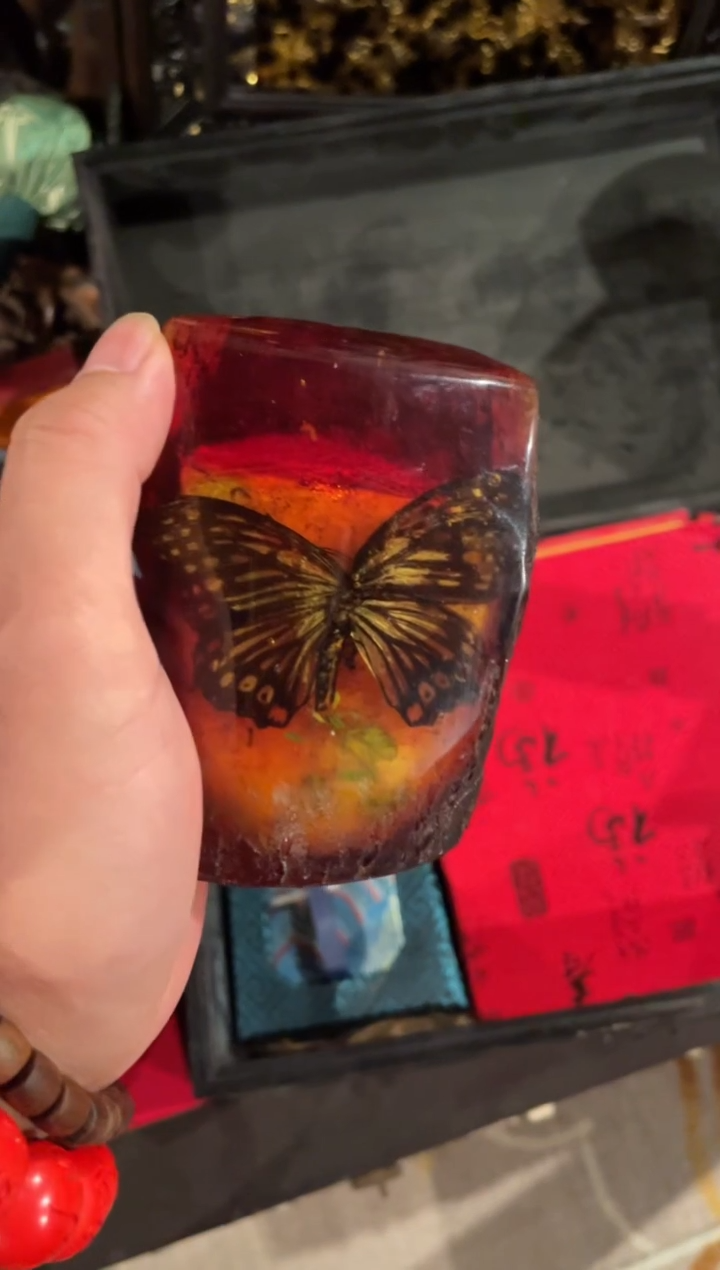 未镶嵌颈饰琥珀蝴蝶