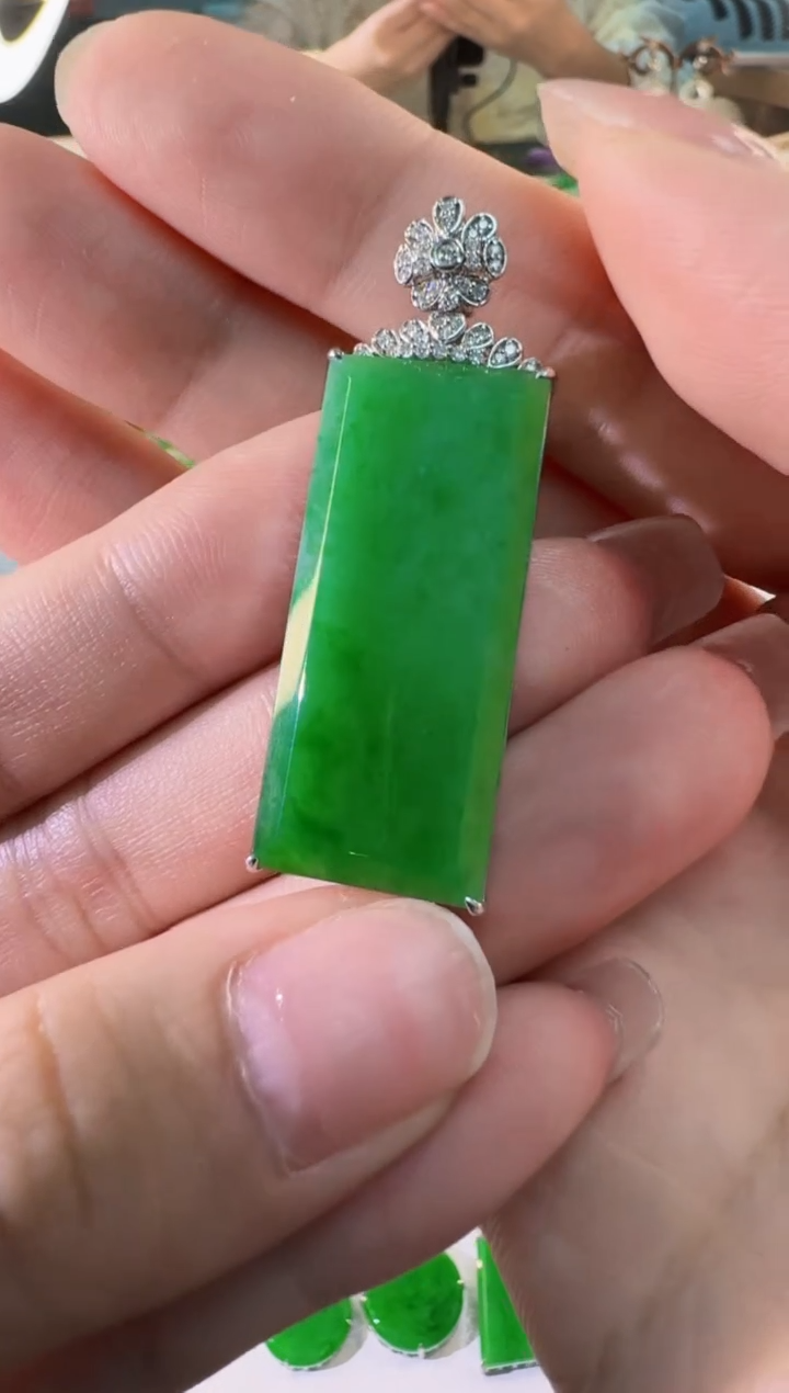 【闪购商品】翡翠18K金镶嵌颈饰缅甸翡翠A货吊坠