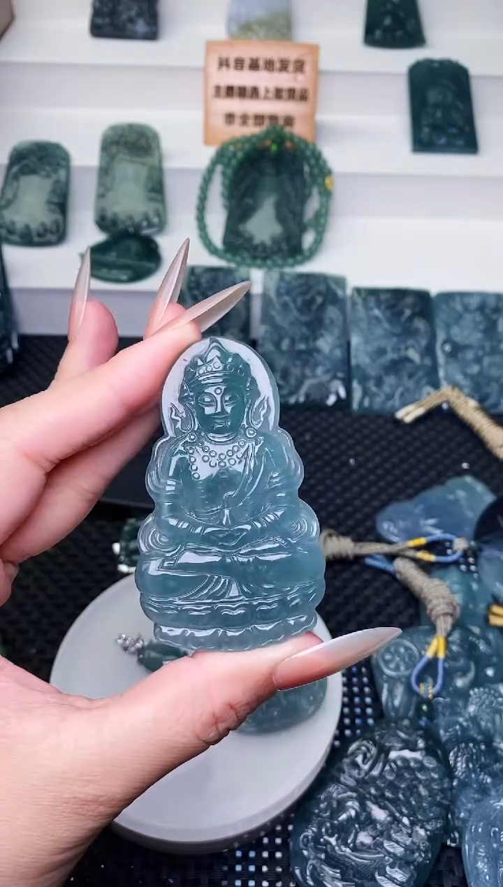 颈饰未镶嵌翡翠 