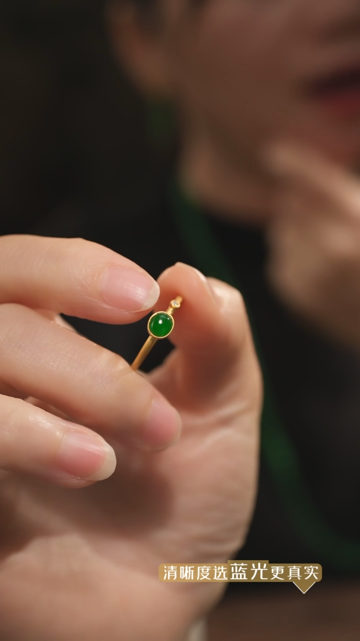 【闪购商品】翡翠戒指18K金镶嵌辣绿翡翠蛋面戒指