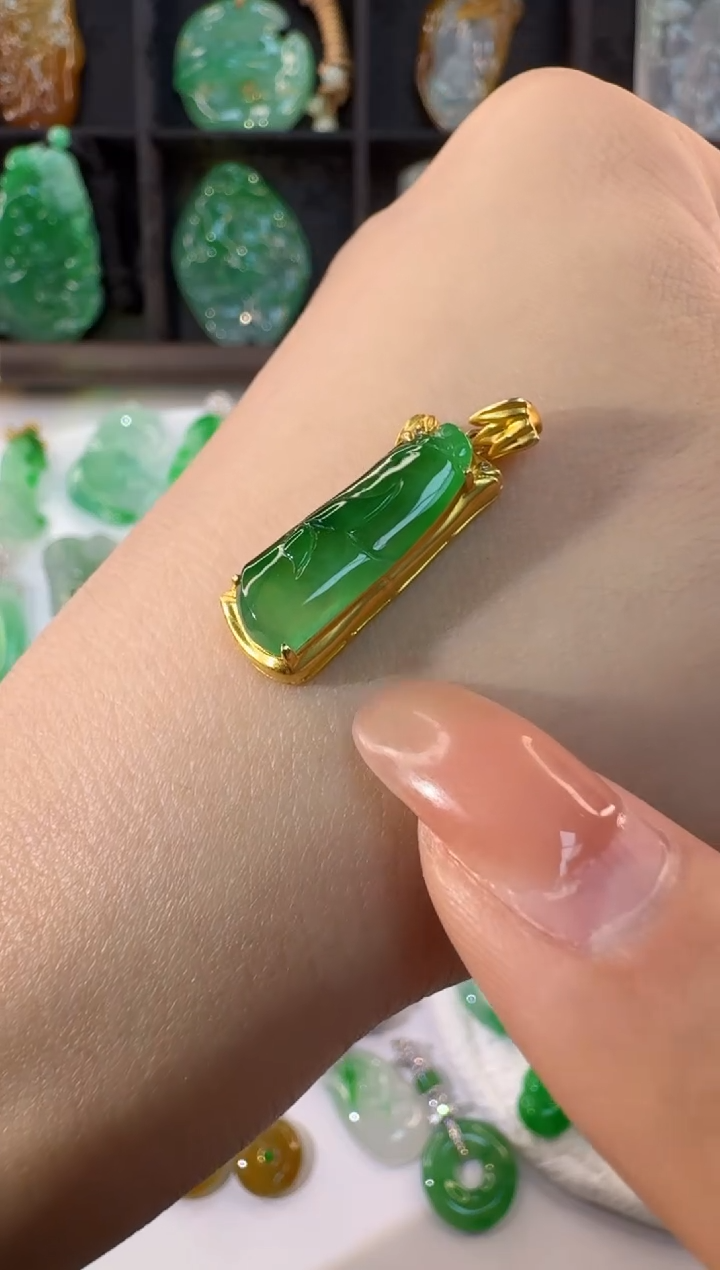 颈饰18K金镶嵌翡翠缅甸A货翡翠