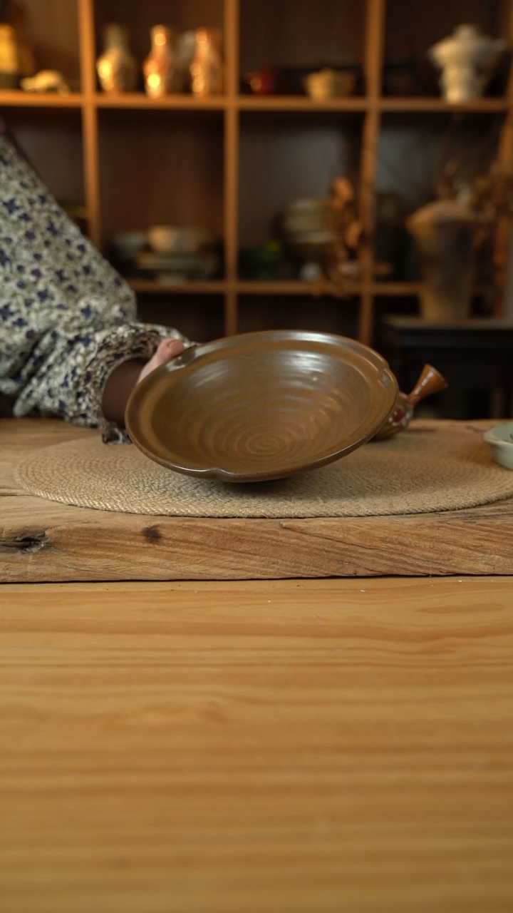 咖色系列的8英寸手捏口内螺纹盘子1个