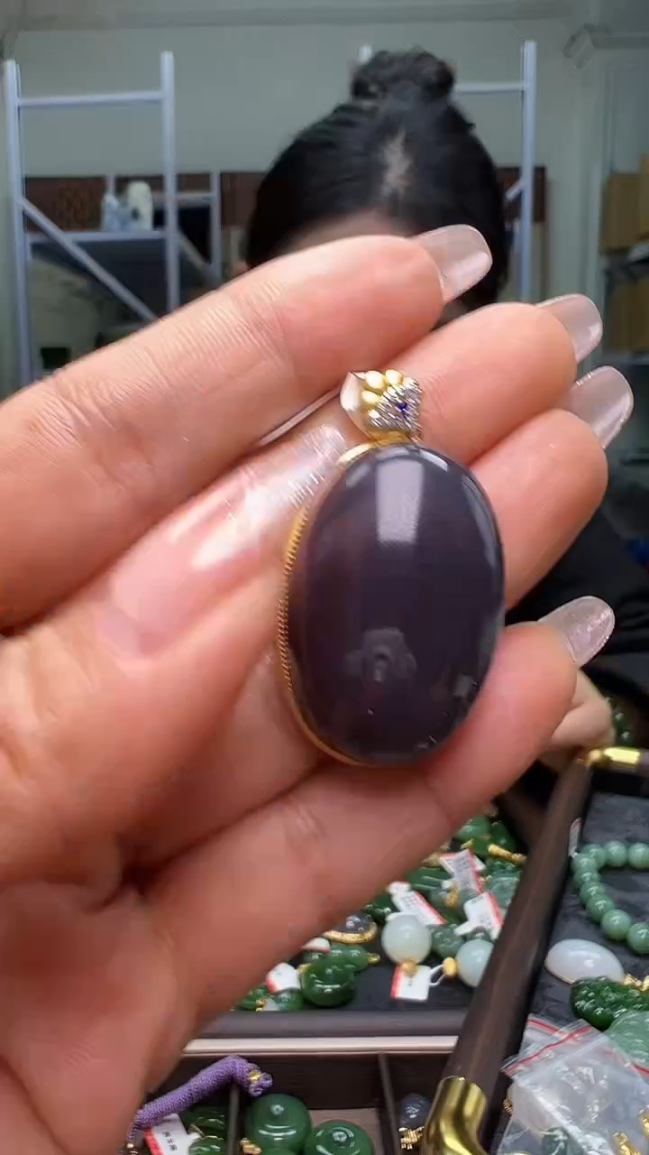 颈饰18K金镶嵌和田玉（多样性发货.发其一)12.23.95