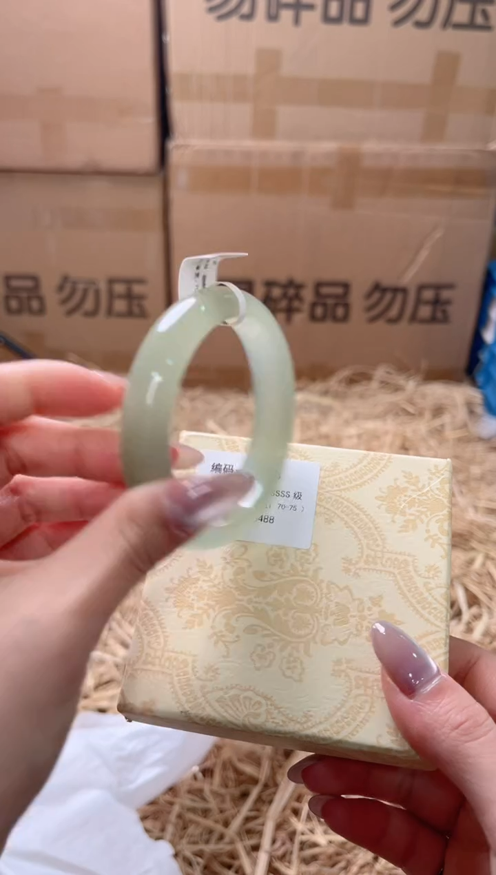 未镶嵌手镯石英质玉D-0268