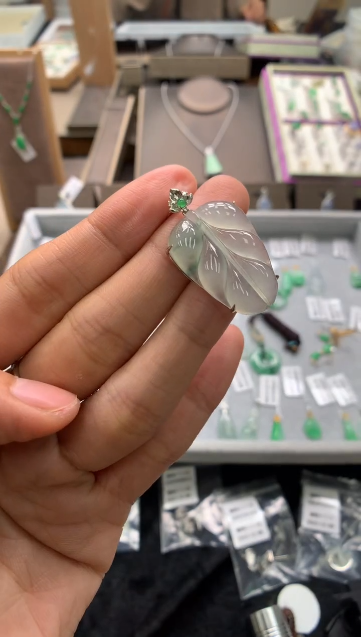 颈饰18K金镶嵌翡翠叶子